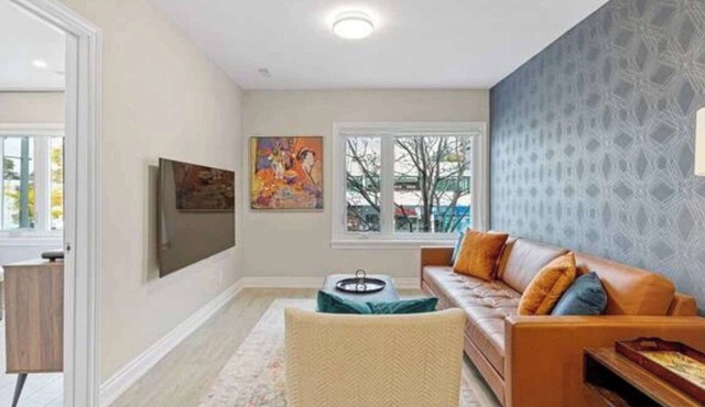 Modern St. Clair West Suite w/Private Patio & BBQ