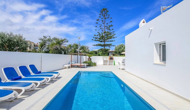 Modern-style villa near the beach – Villa Garasa