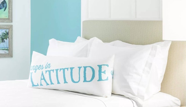 Modern Stay | 1 King Bed | Near Kansas City Landmarks | Onsite Swimming Pools