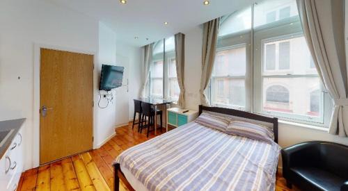 Modern Studio, 1st floor, King Street Views