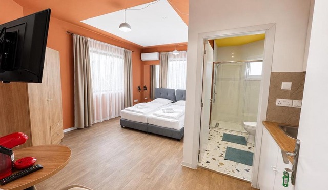 Modern Studio 2 private Kitchenette and Bathroom
