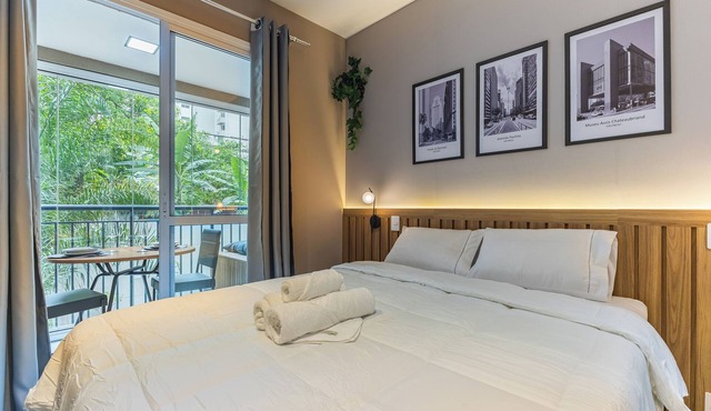 Modern Studio Apartment with Balcony | Queen Bed & Comfort in Vila Mariana