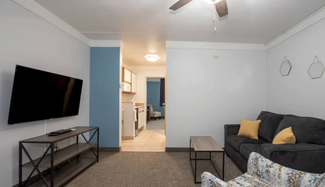 Modern Studio Apartment w/Kitchenette