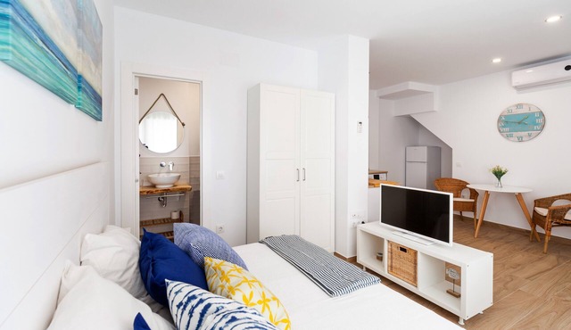Modern Studio Apartment "Luna" In City Centre Close to Beach with Air Conditioning