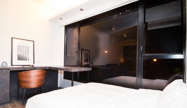 Modern Studio Apartment Near Causeway Bay [2]
