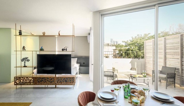 Modern Studio Apt with Balcony