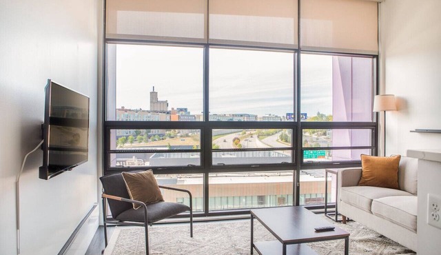 Modern Studio Apt with Rooftop, Gym, and Parking - Sleeps 4