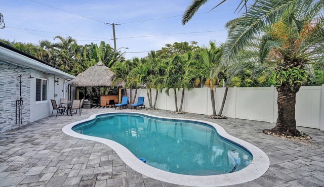 Modern Studio blocks to the beach w/pool&Tiki Bar