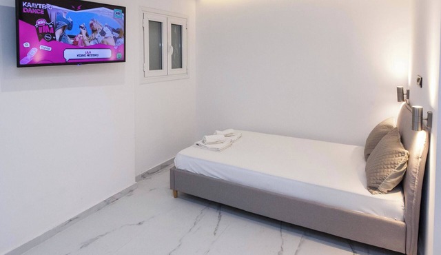 Modern Studio by ASOE with Relaxing Bathtub