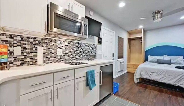 Modern Studio by Southpark Meadows | Walk to Park!