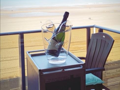 Modern studio direct Seaview & free parking