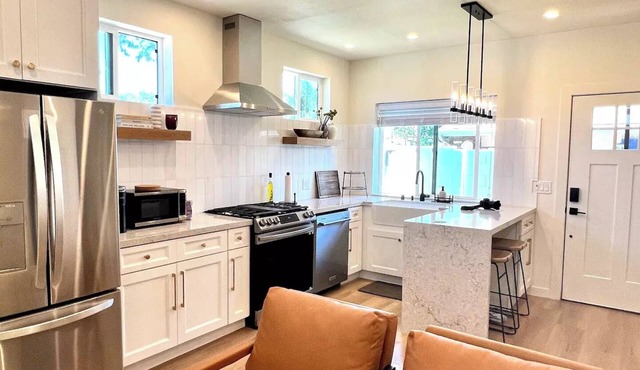 Modern Studio- Entire place to yourself! Full Kitchen/Washer/Dryer/500mbs WIFI
