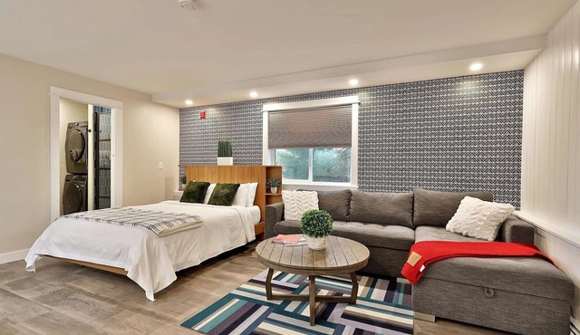 Modern Studio for 4 Near Killington w/Fireplace, Pool & EV Charger