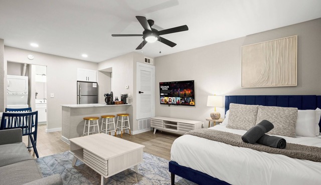 Modern Studio in Austin - Fast WiFi + Washer/Dryer