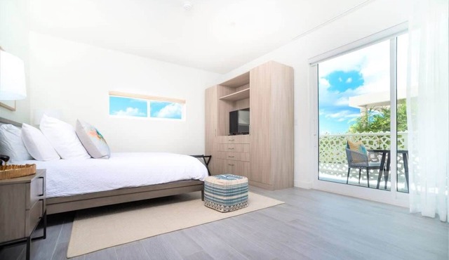 Modern Studio Apt w/Rooftop Pool Near Beach, etc.
