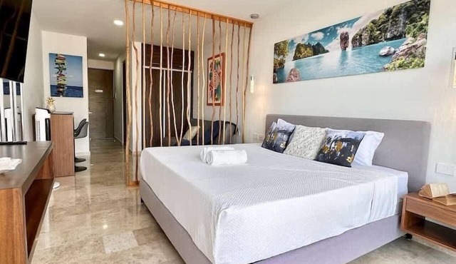 Modern Studio · Rooftop Pool · Near 5th Ave