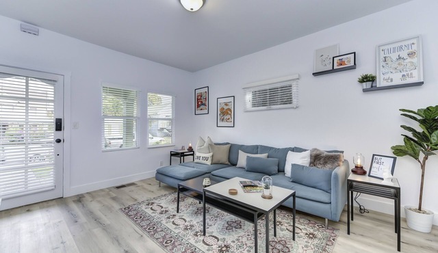 Modern Studio - North Oak Park/UC Med Center