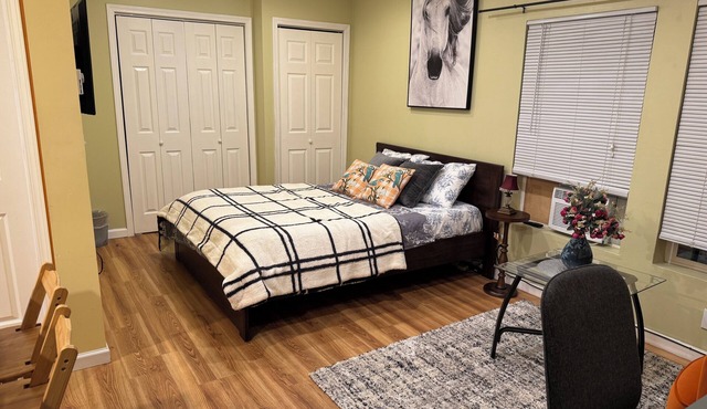 Modern Studio Prime Location Free Onsite Parking