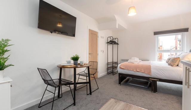 Modern Studio, Sleeps 2, Central Location