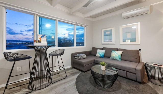 Modern Studio - Stunning Views! Centrally Located!