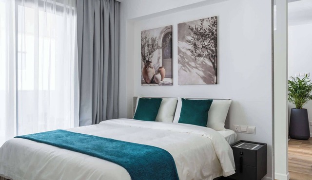 Modern Studio Suite w/Balcony & Queen Bed – Germasogeia Tourist Area, Limassol