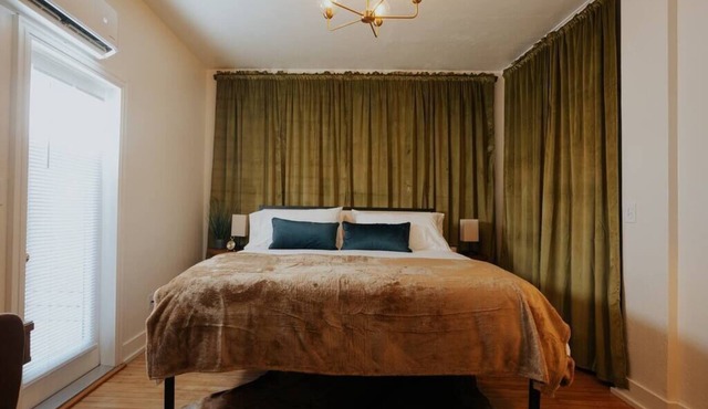 Modern Studio unit next to downtown Medford. Features a plush King bed, private outdoor space, fast WiFi, and a well-equipped mini-kitchen. Perfect for couples or solo travelers.