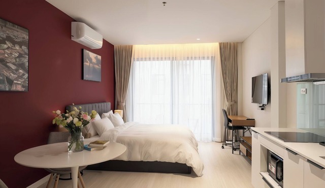 Modern studio w/balcony/bathtub/washing & dryers machine in the city center