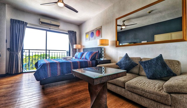 Modern Studio w/Rooftop Pool Near Clark