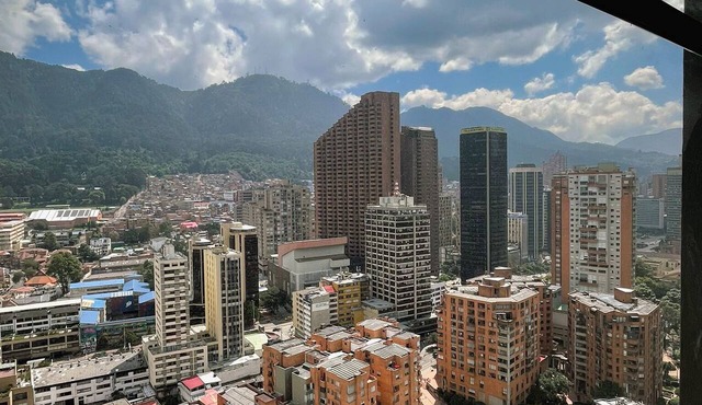 Modern Studio with a View of Monserrate, 25th Floor