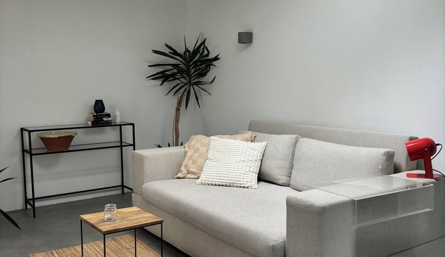 Modern studio with en-suite bathroom & top connections
