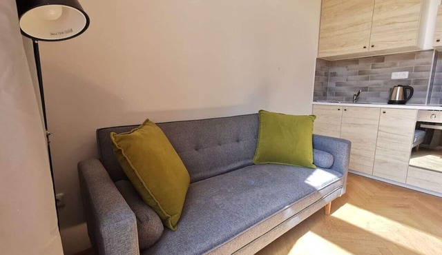 Modern studio with excellent transport links