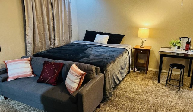 Modern Studio With Full Kitchen & Bathroom