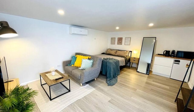 Modern Studio with Mountain View and Near Airport & CBD