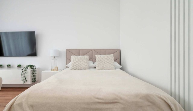 Modern Studio with Parking | Near the Park