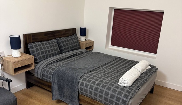 Modern Studio with private Bathroom & Kitchenette in 3 bed apartment