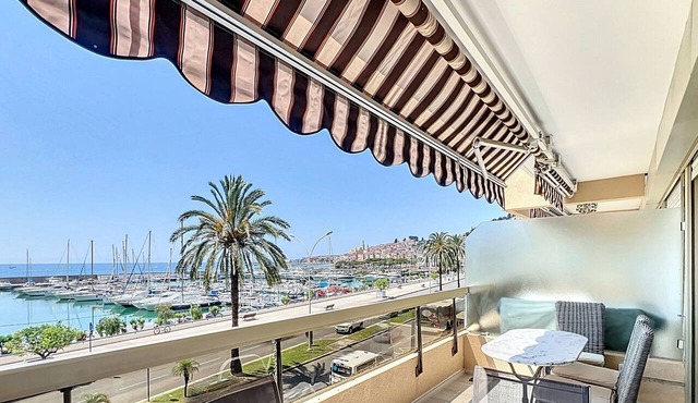 Modern studio with terrace, air-conditioned, WIFI, 2 sleeps in Menton