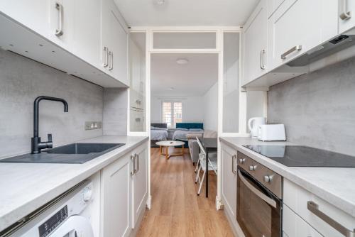 Modern Studios, Garden, 2 Double Beds, 3 min to Tube, Fast WiFi