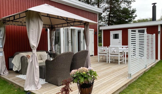 Modern stuga med 1 sovrum och 1 sovloft med stor terrass och vedeldad bastu mitt på Österlen
