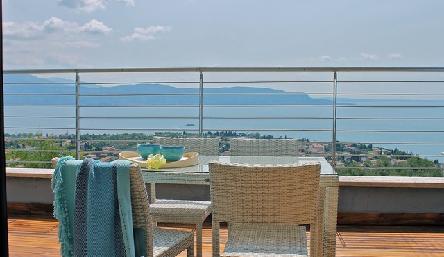 Modern style apartment limonaia, with magnificent views of the lake and a large swimming pool