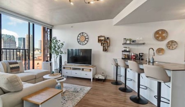 Modern & Stylish 1BR Condo, Vancity!