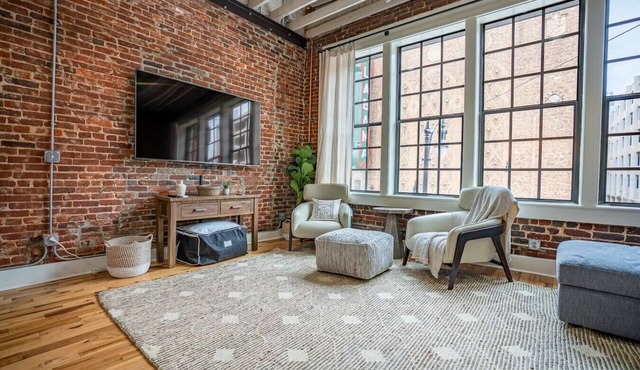 Modern Stylish & Spacious Loft w/Indoor Parking