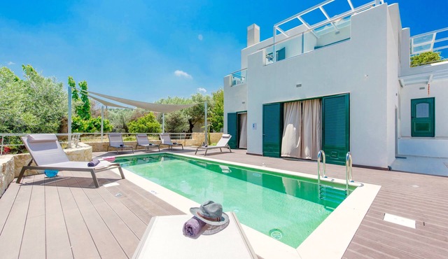 Modern, stylish villa with 3 bedrooms, private pool and air-conditioning