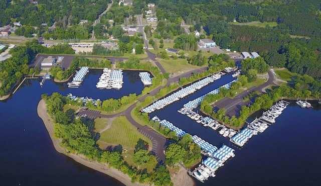Modern Suite in Downtown Afton, 5min to skiing, hiking, riverboating & more!