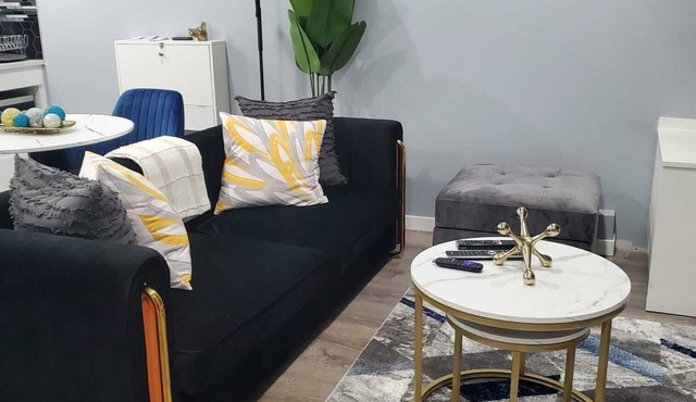 ⭐ Modern Suite · Sleek, Cozy & Serene · LRT, Shops & Entertainment All Nearby