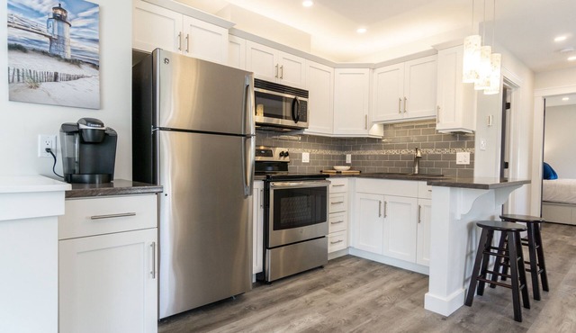 Modern Suite - Walk to downtown Charlottetown - Private entry and parking