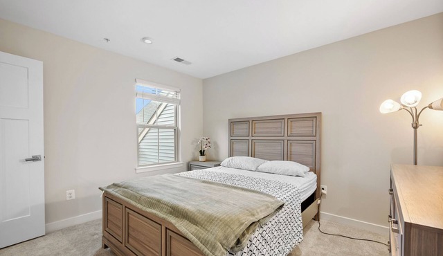 Modern Suite with Private Bath – Stylish & Comfy