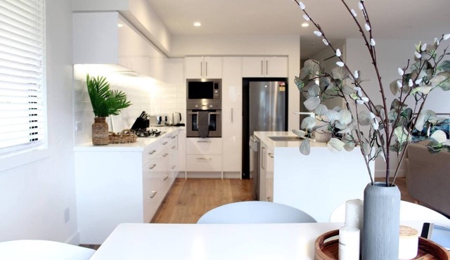 Modern, Sunny & Spacious - 5 minutes walk to the heart of Ahuriri!