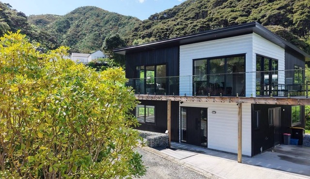 Modern Tata Beach Escape - Spacious New Retreat