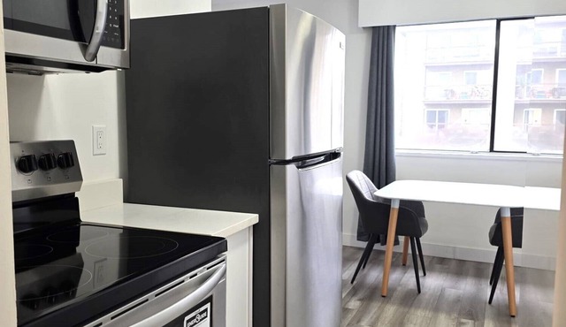 Modern & Top Floor 1 Bedroom Suite with Parking