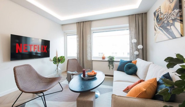 Modern, Top Floor Apt. w/Balcony + Easy Check-in